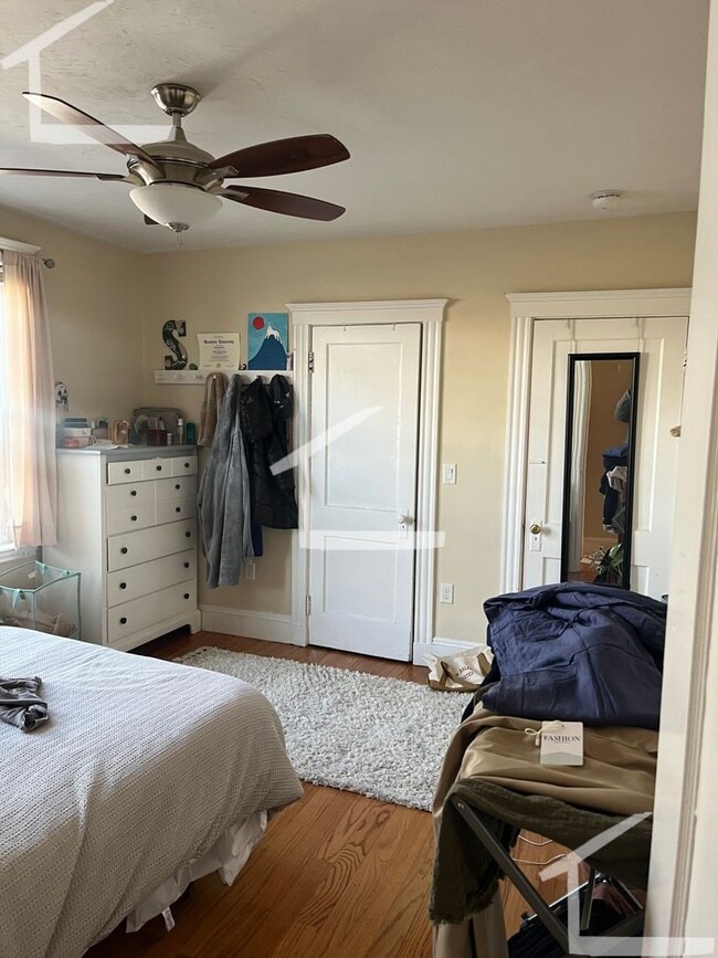 Building Photo - 9/1 No Fee! Spacious 3BR/2BA w/parking included!