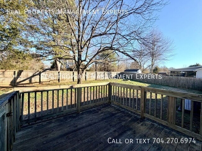 Building Photo - 123 Garden St