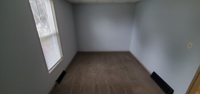 Back bedroom - 908 Tulip St