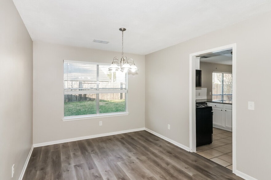 Building Photo - 18162 Holly Green Dr