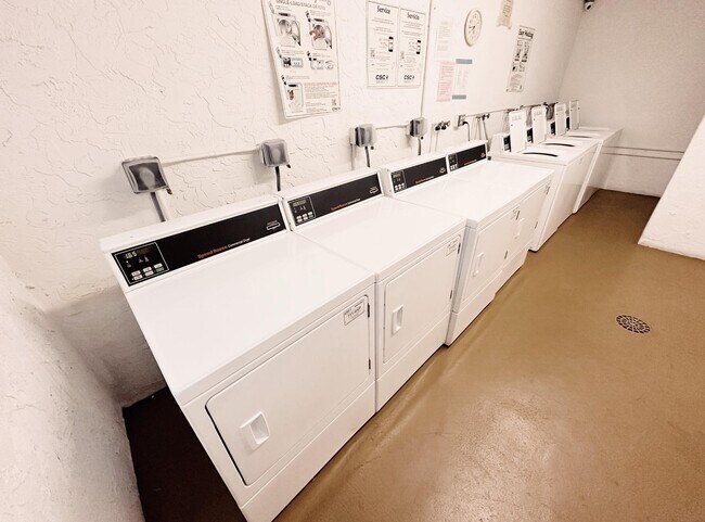 Building Photo - 600 Village Green Ct