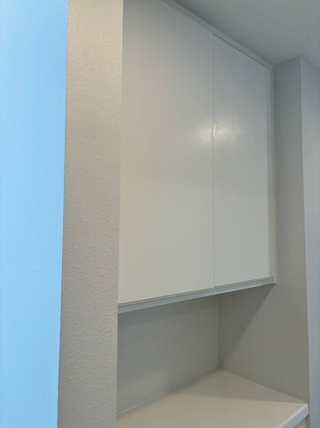 Building Photo - Spacious-Bright 3 Bedroom 2.5 Two story Bathroom Condo