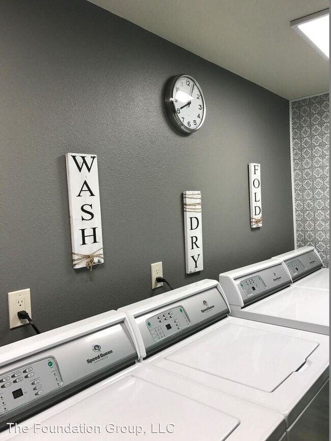 Building Photo - 210 10th Ave E