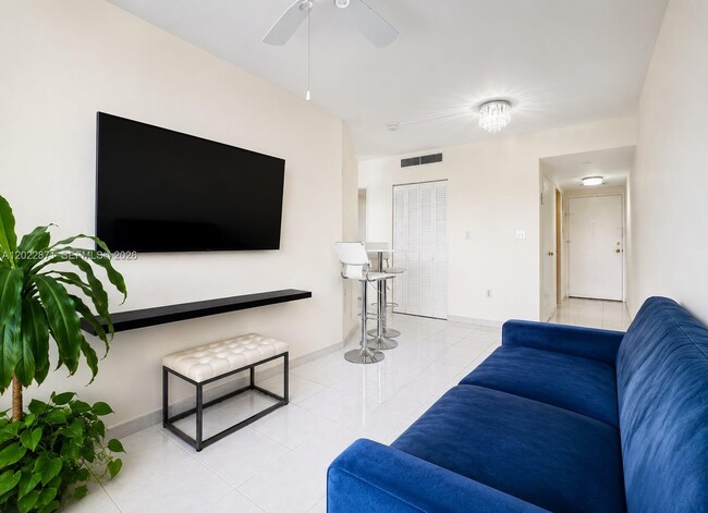 Building Photo - 2899 Collins Ave