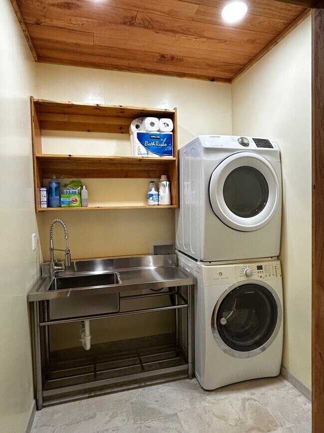 Building Photo - Brand New Luxury Furnished 3 bed 2 bath Ho...