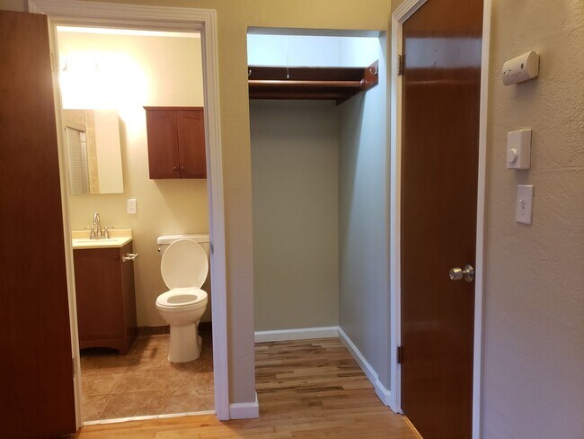 Building Photo - Fremont - Small Building - 1BR Top Floor C...