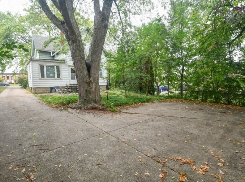 Building Photo - 3332 S Whitnall Ave