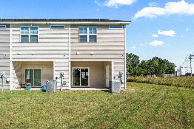 Building Photo - Charming 2-Bedroom, 2.5 Baths Townhouse in...