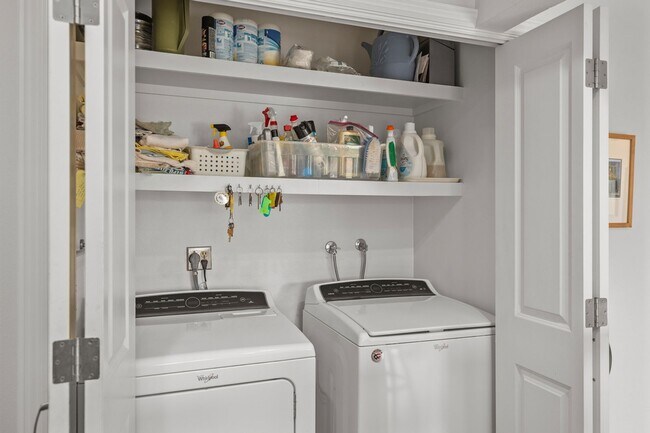 Building Photo - Luxurious 2 Bedroom, 2 Bathroom Condo for Rent
