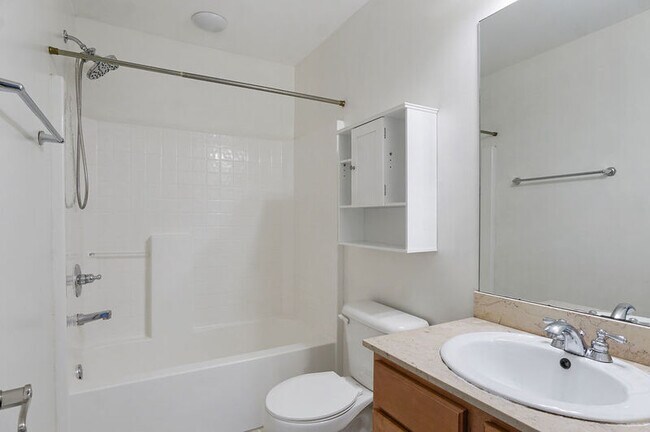 Building Photo - 164 Village Ln