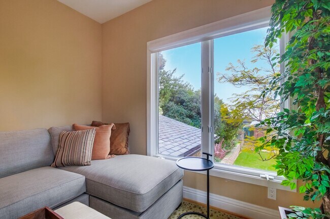 Building Photo - 2455 Presidio Dr