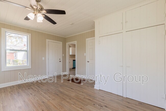 Building Photo - 1055 University St