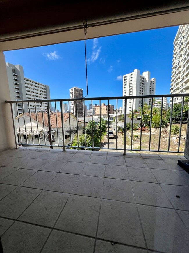 Building Photo - Spacious 1Bed 1Bath 1Parking Stall With La...