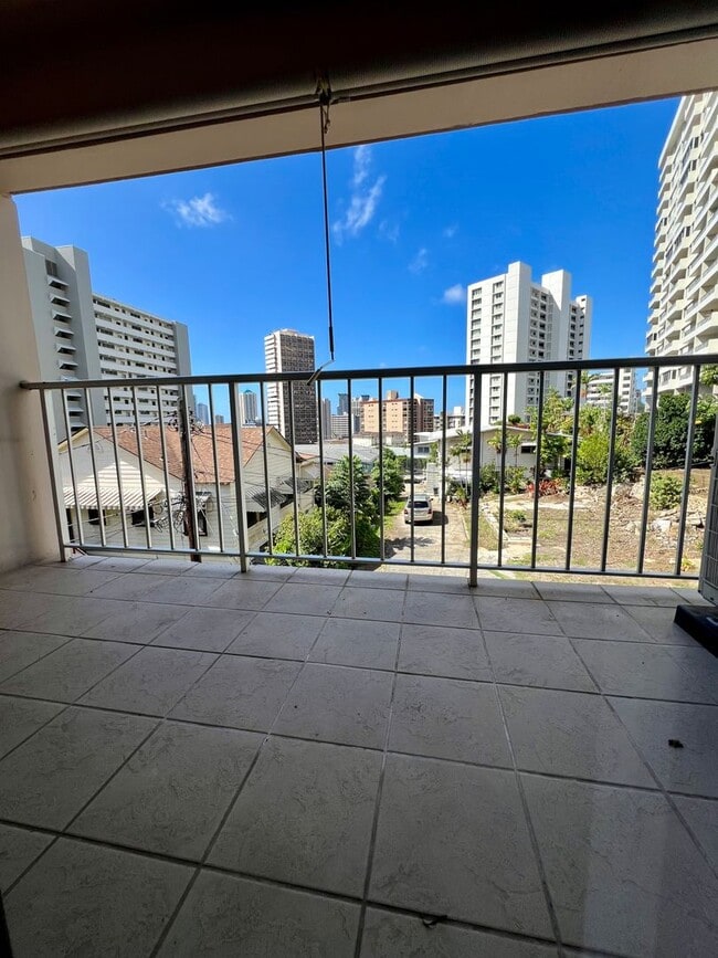 Building Photo - Spacious 1Bed 1Bath 1Parking Stall With Lanai & Den
