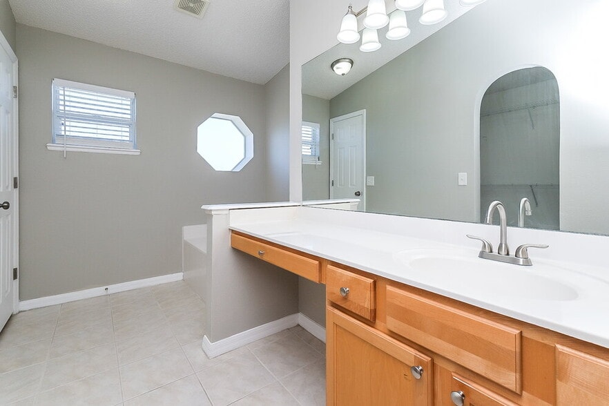 Building Photo - 12937 Lake Vista Dr