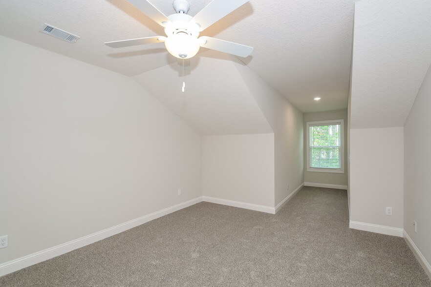 Building Photo - 1000 Walker Point Way