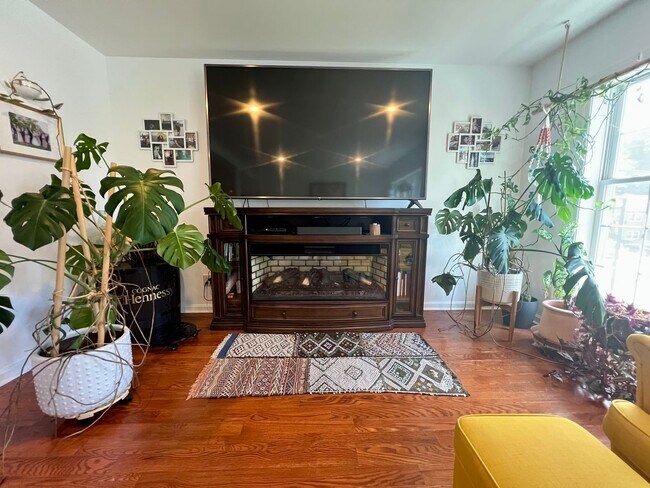 Building Photo - Stunning 3-Bedroom Townhome with 1-Car Gar...