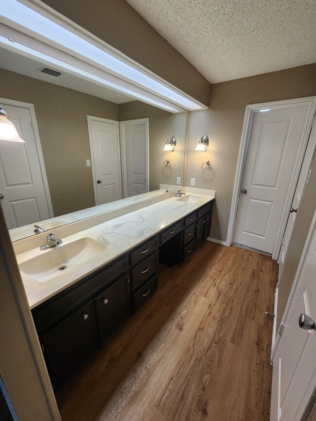 Building Photo - 2 bed 2 bath, 2 car garage