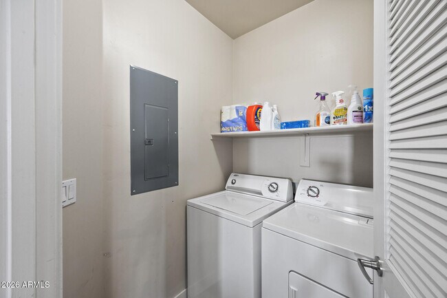 Building Photo - 945 E Playa Del Norte Dr