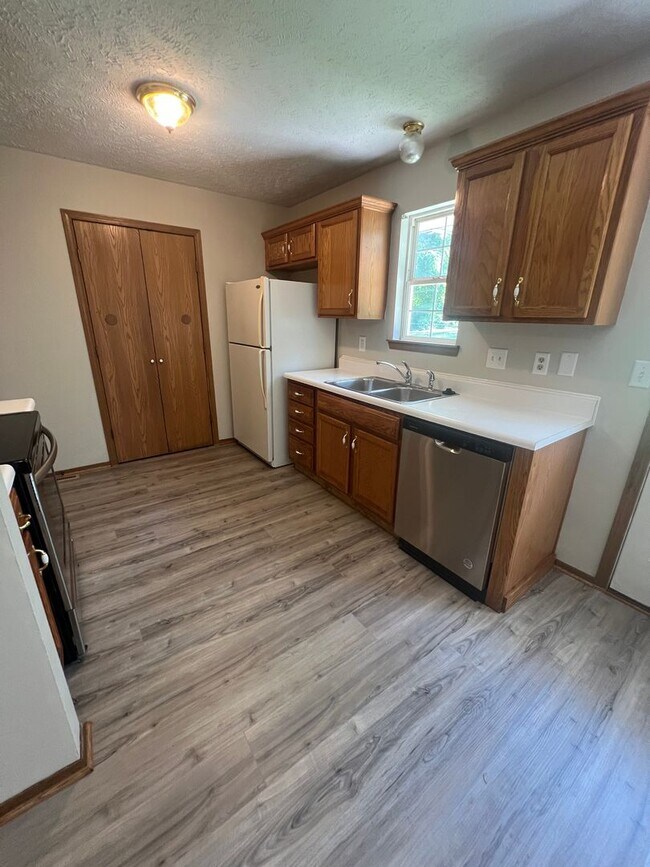 Building Photo - 3 bedroom/2 bath house with one car garage