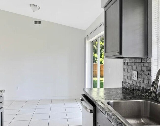 Building Photo - 5669 Moat Ct