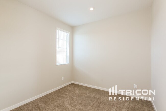 Building Photo - 31667 Hans Dr