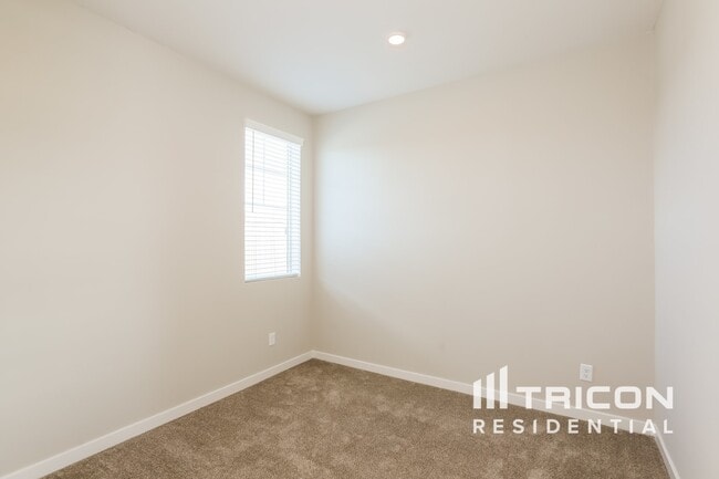 Building Photo - 31699 Hans Dr