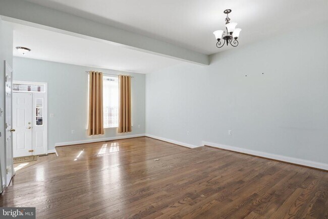 Building Photo - 915 Buttonwood Terrace NE