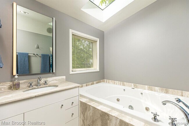 Building Photo - 328 George St