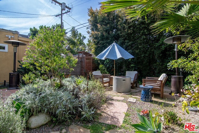 Building Photo - 543 N Las Palmas Ave