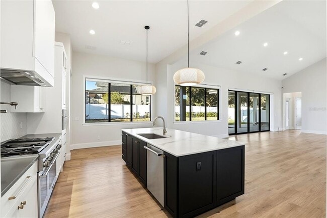 Building Photo - 705 Largovista Dr