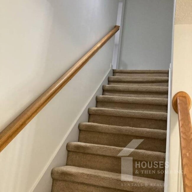 Building Photo - 18 Whitethorn Ln