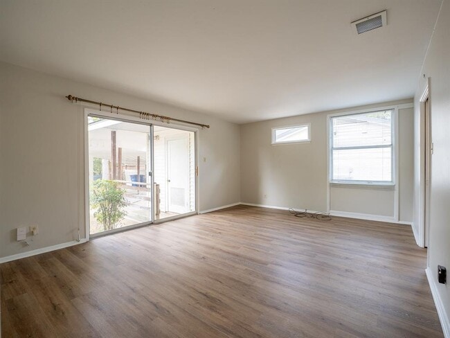 Building Photo - 1411 Westmoor Dr