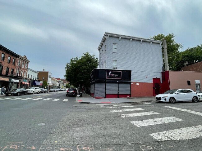 Building Photo - 129 Monticello Ave