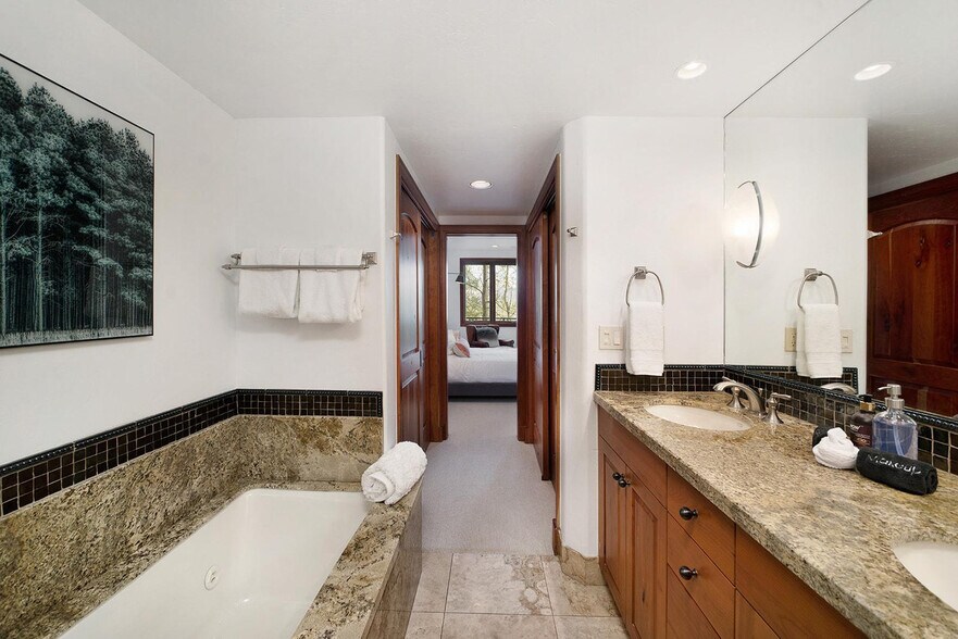 Building Photo - 100 Aspen Ridge Dr