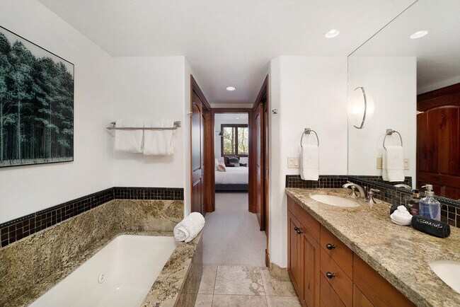 Building Photo - 100 Aspen Ridge Dr