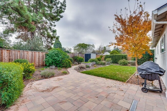 Building Photo - Stunning Single Family Home