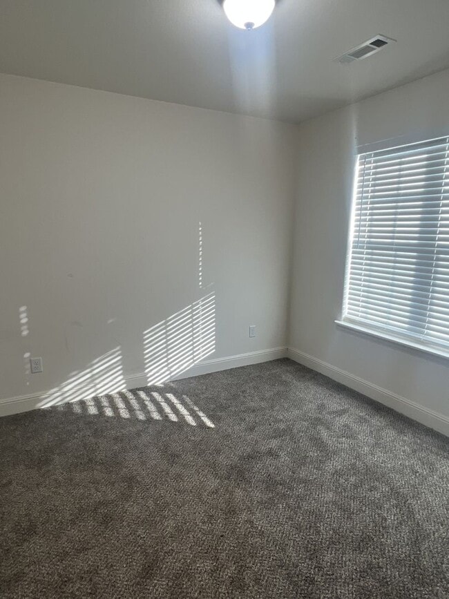 Building Photo - COMING SOON: Beautiful 4 bedroom/ 2 bathro...