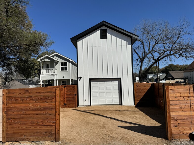 Main Entrance & Parking - 754 Delmar St