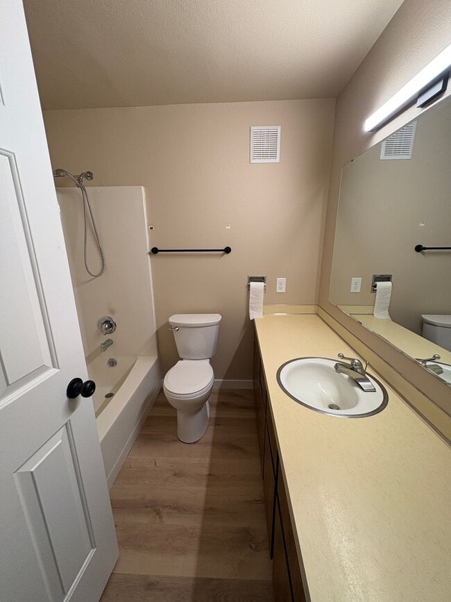 Building Photo - 2 Bed 2 bath off Durston Rd- Brand New Flo...