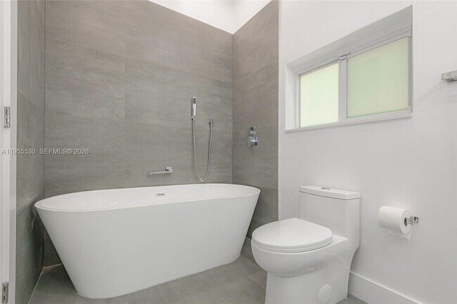 Building Photo - 651 NE 172nd St