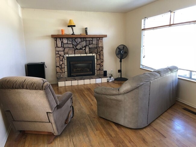 Building Photo - 3 Bed, 2 Bath Home with 2 Bonus Basement Rooms – Prime Location Near CSU | Available June 10th!