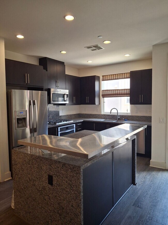 Building Photo - RECENTLY REDUCED! Beautiful Townhome in Ci...