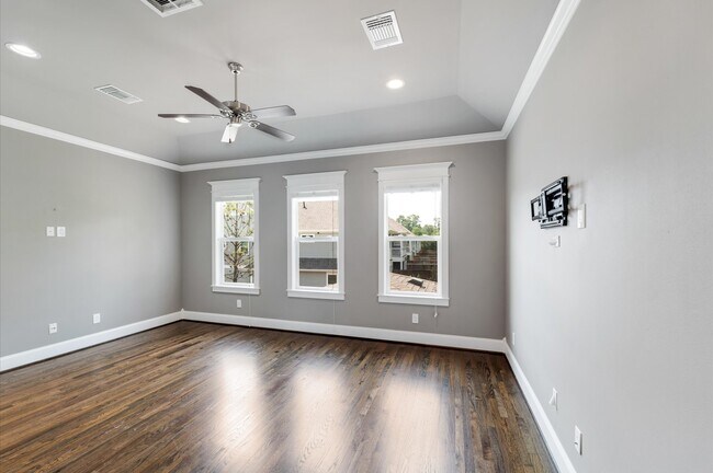 Building Photo - 6 Red Harper Dr