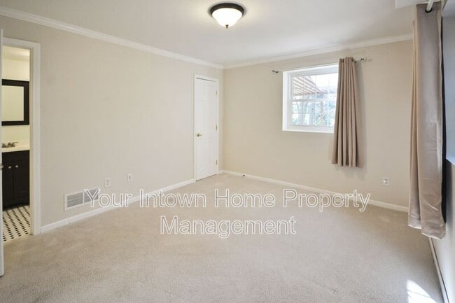 Building Photo - 317 Eureka Dr NE