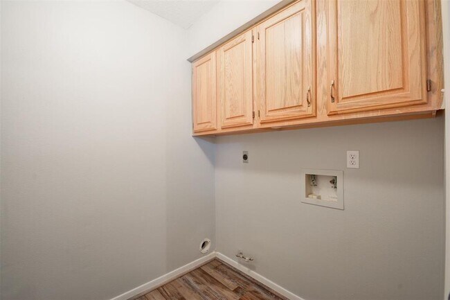 Building Photo - 539 W North Hill Dr