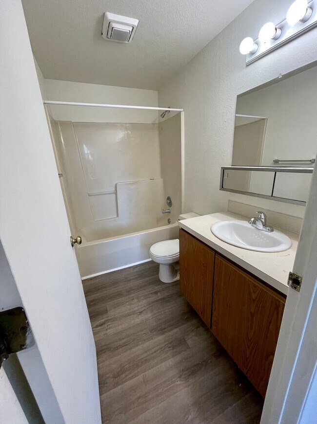 Building Photo - Adorable Top Unit Located in Ferndale