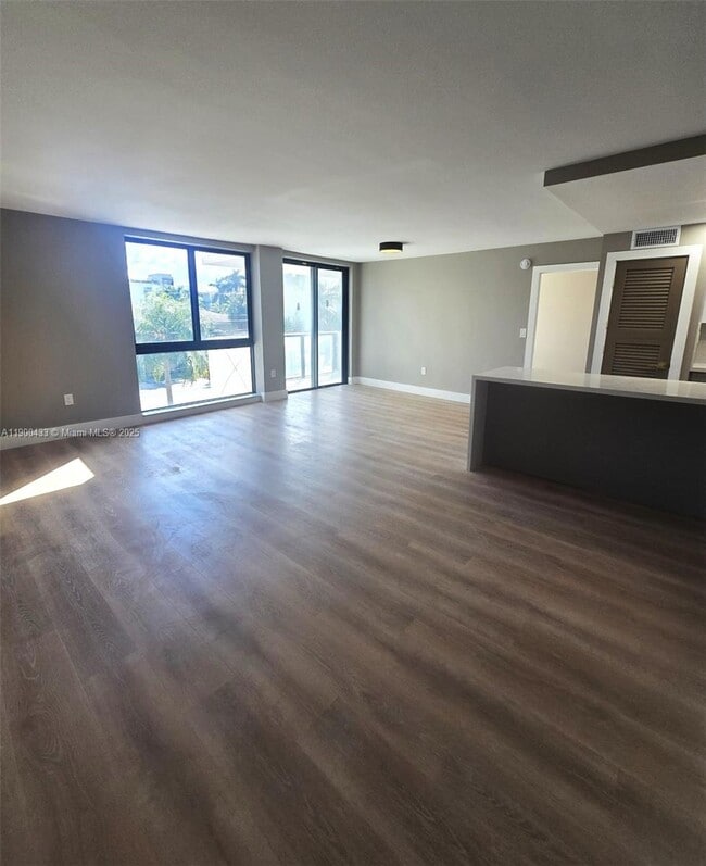 Building Photo - 9800 W Bay Harbor Dr