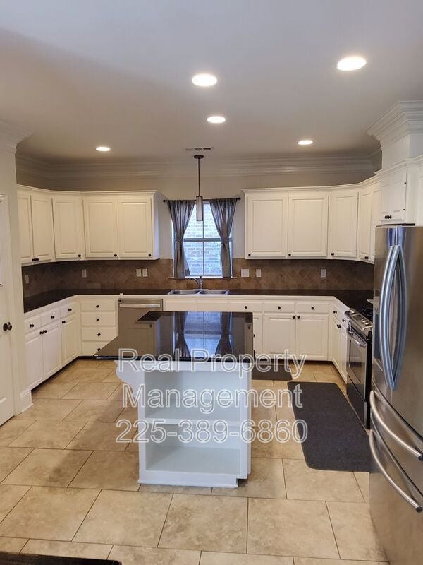 Building Photo - 10950 Hillpark Ave