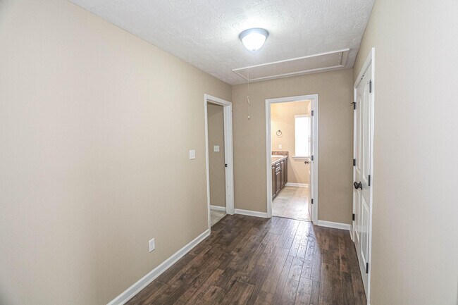 Building Photo - 1315 York Dr